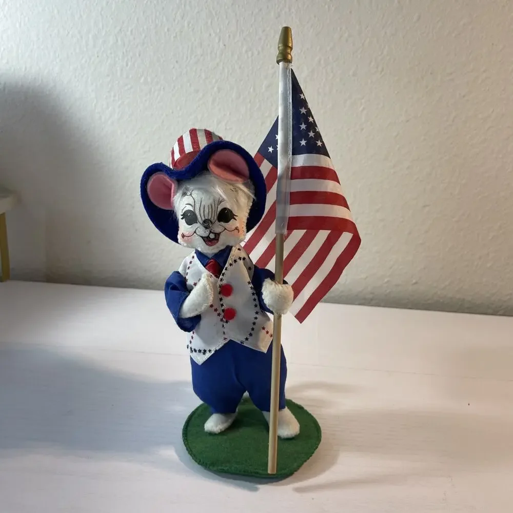 ANNALEE 7 3/4 INCH PATRIOTIC MOUSE WITH FLAG PREOWNED